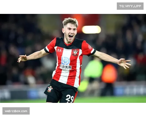 终场哨响，柏林联合女帅埃塔与球员击掌庆祝执教首秀